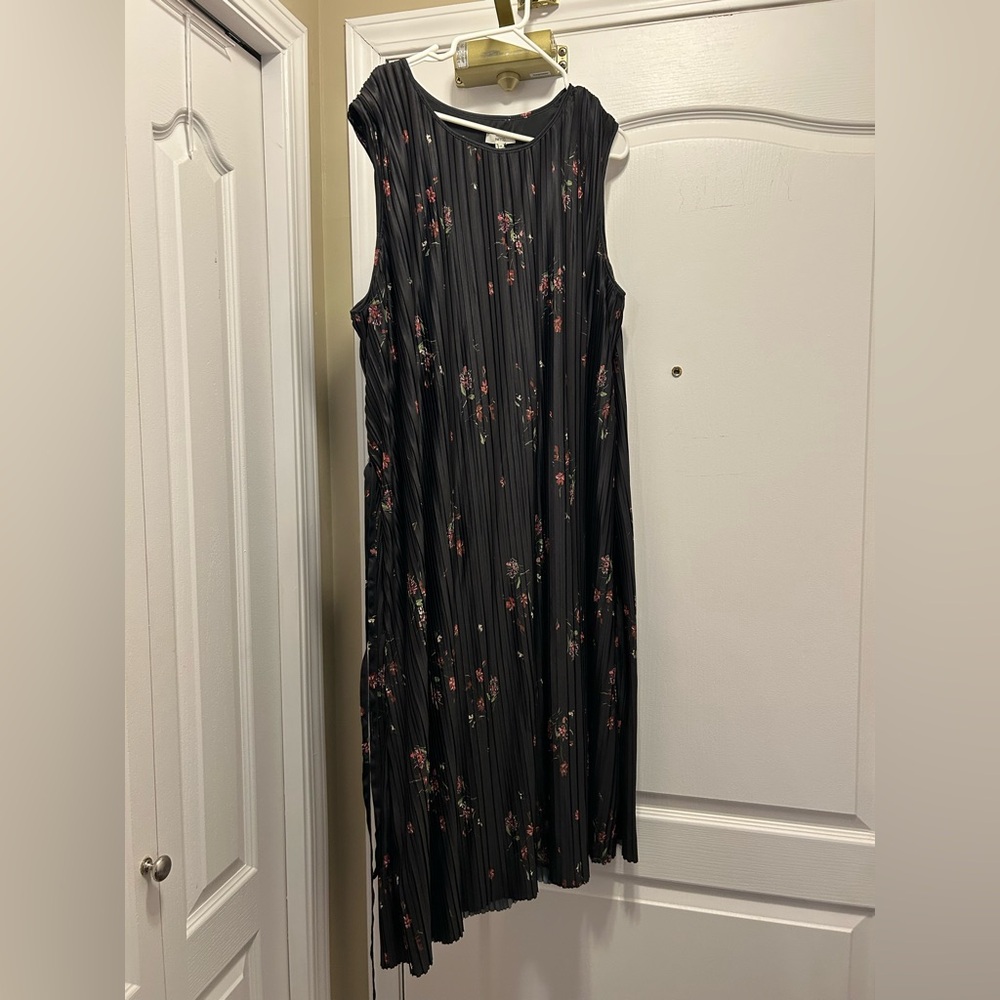 RW&CO. Black Pleated Midi Dress with Floral Pattern